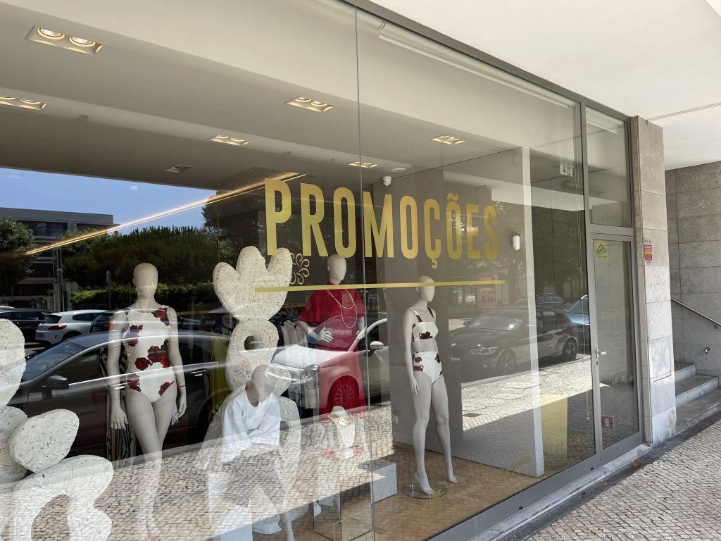 Comunicação offline em montras 